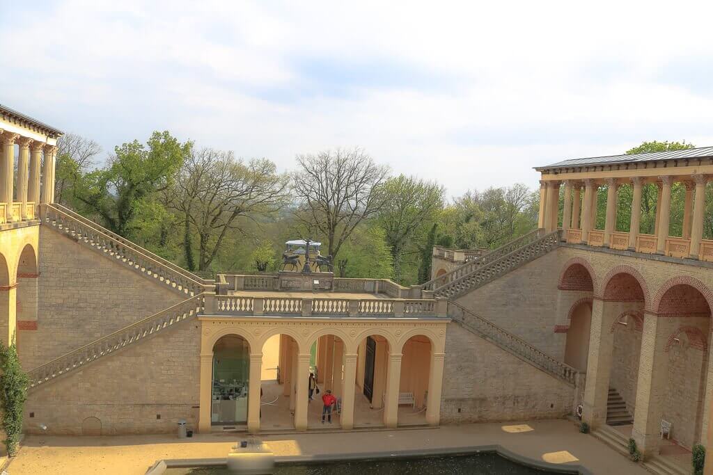 Belvedere Pfingstberg in Potsdam - Innenhof mit Säulengängen