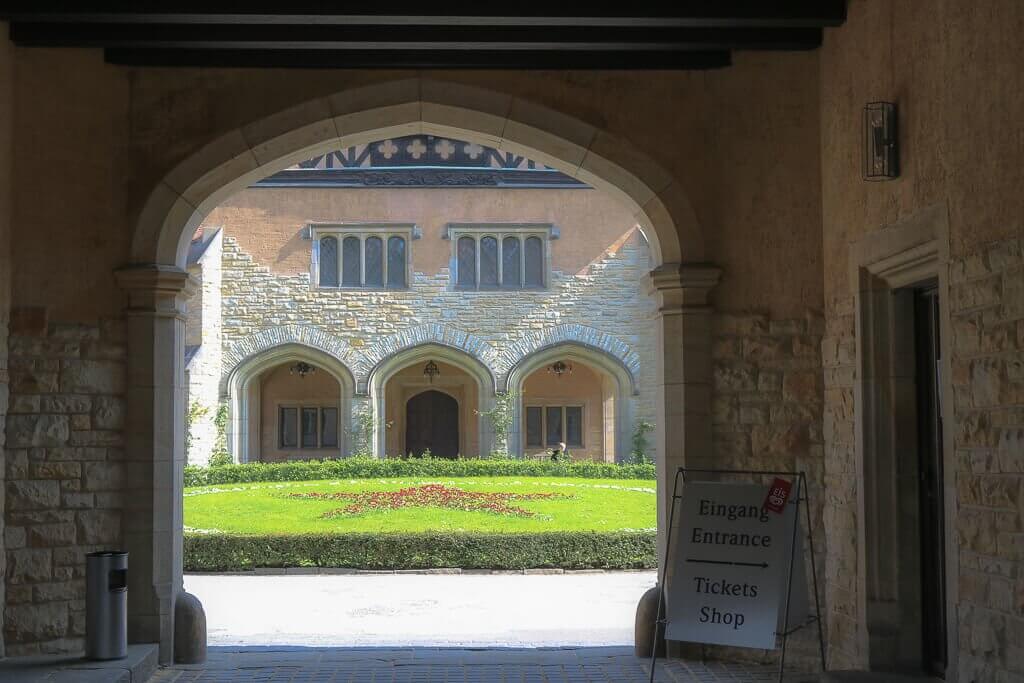 Potsdam - Schloss Cecilienhof - Torbogen zum Innenhof