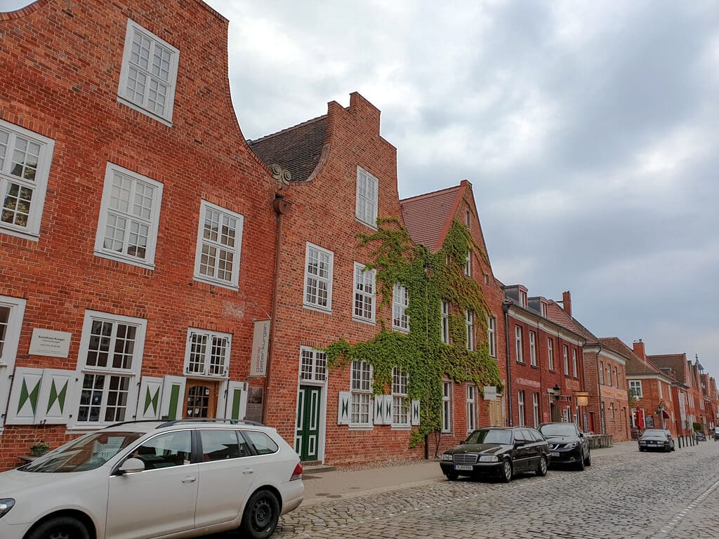 Potsdam - Holländisches Viertel: Backsteinhäuser in einer Reihe - daneben eine Straße mit Kopfsteinpflaster