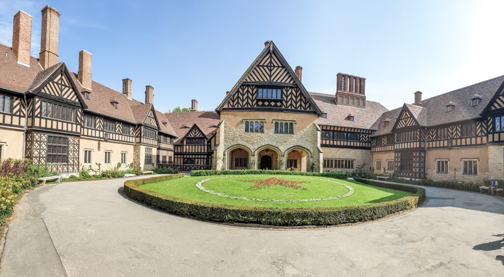 Schloss Cecilienhof: Innenhof eines historischen Wohnschlosses