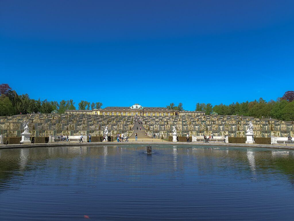 Potsdam - Schloss Sanssouci - Terrassen mit Wein und Springbrunnen
