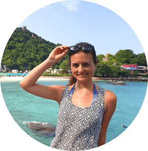 Reisefunken - Profilbild: Frau steht vor türkisblauem Wasser