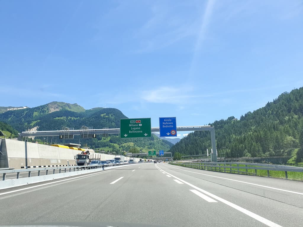 Autobahn mit Schilderbrücke in der Schweiz