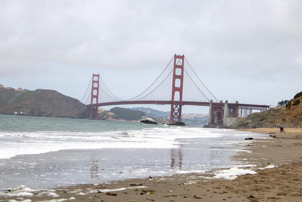 Strand in San Francisco mit Blick auf die Golden Gate Bridge