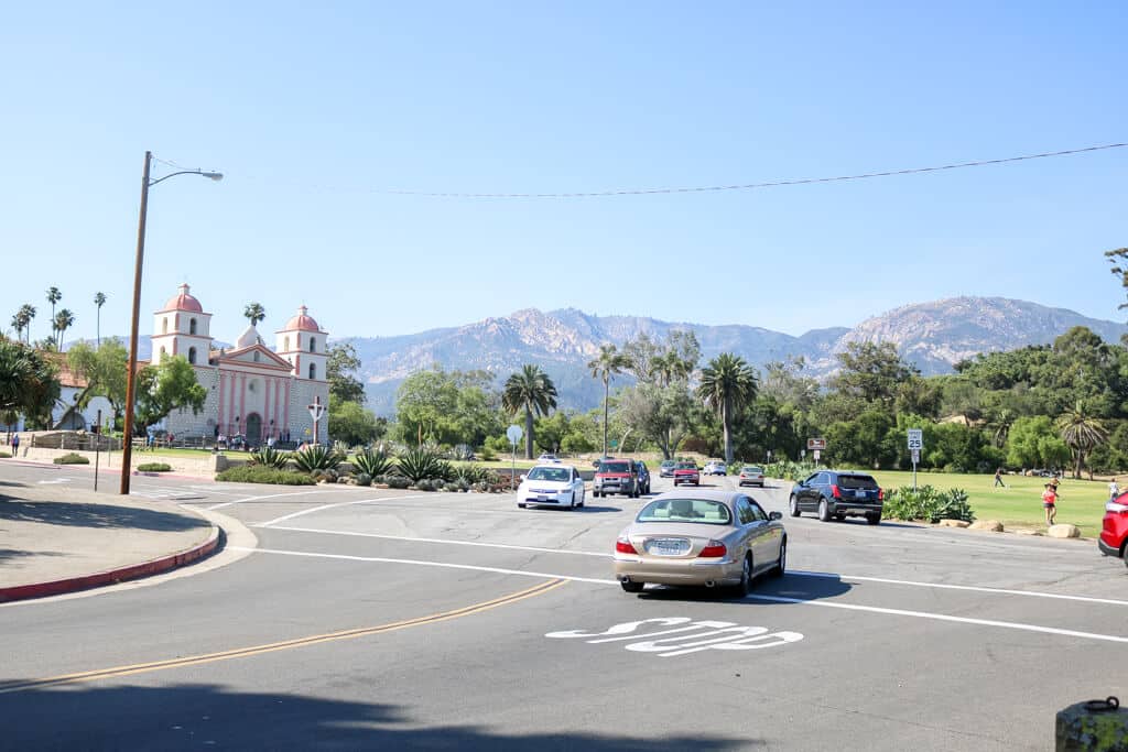 Kreuzung mit Autos - links hinten die Old Mission Santa Barbara