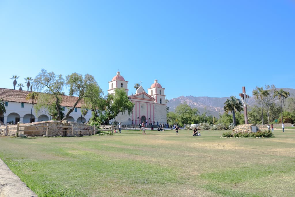 Wiese vor der Old Mission Santa Barbara