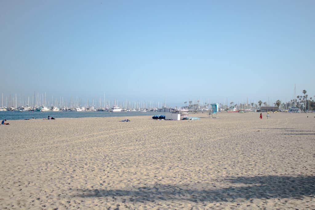 breiter Sandstrand mit einem Boot