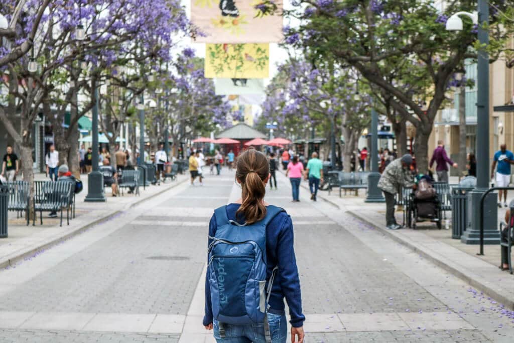 Santa Monica - Downtown - Fußgängerzone - Frau schaut Bäume an