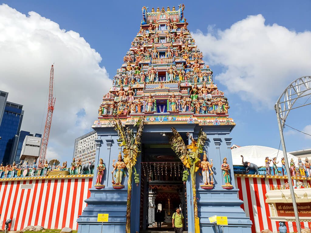 hinduistischer Tempel mit bunten Figuren