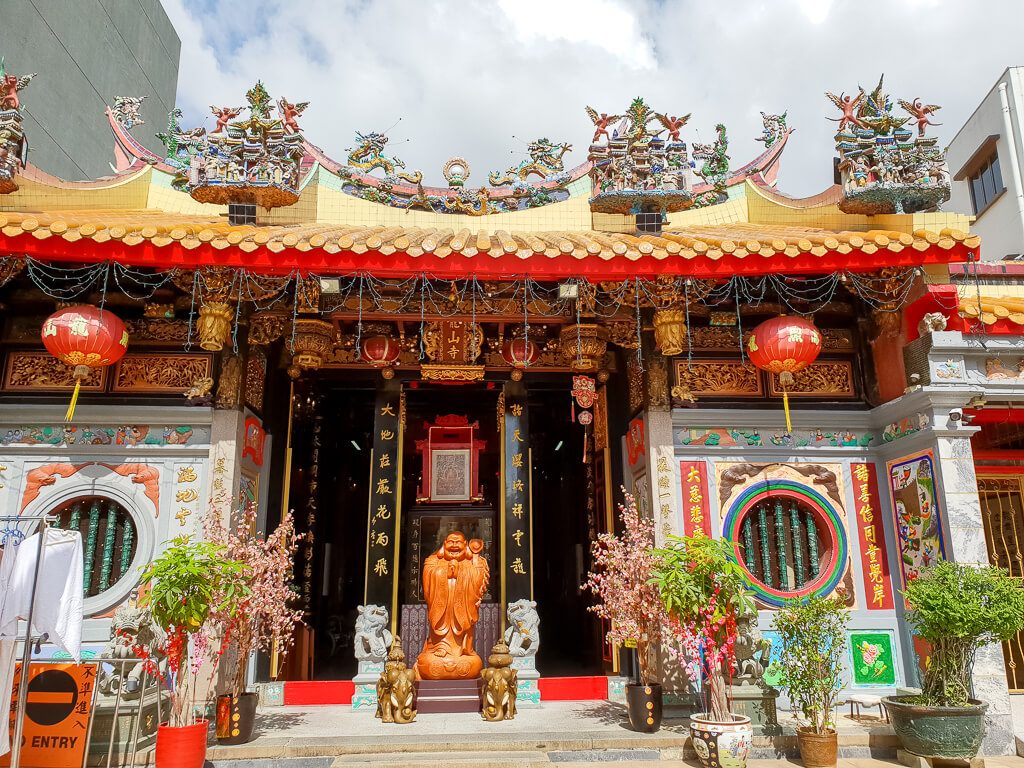 Leong San See Tempel - Eingang zum Tempel mit Buddha-Statue