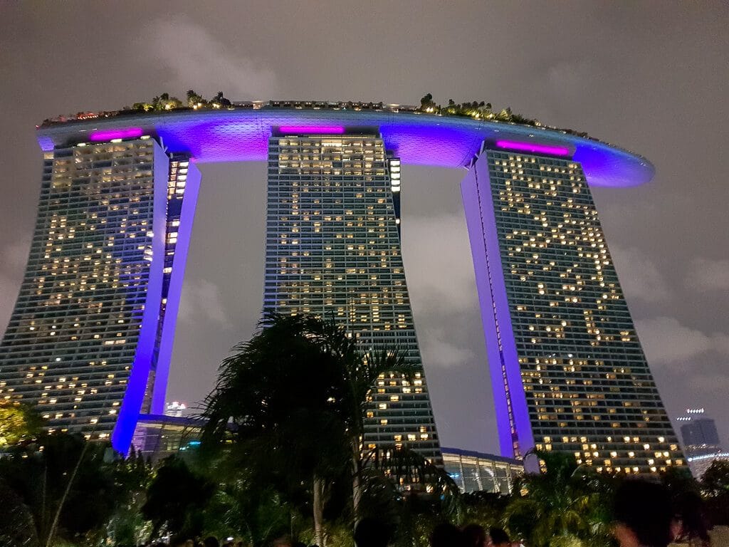 Marina Bay Sands Hotel bei Nacht beleuchtet