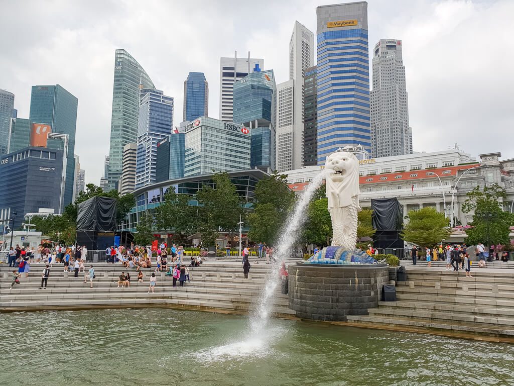 Statue Merlion in Singapur - im Hintergrund die Skyline