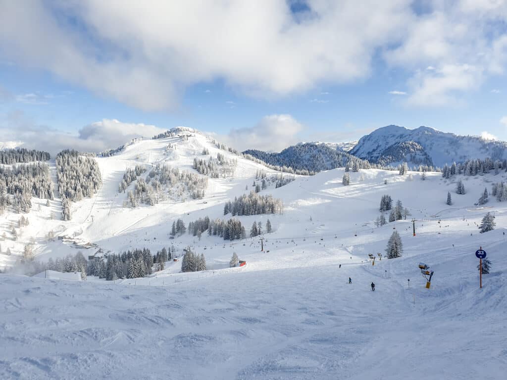 Panorama von Bergen und Skipisten im Winter