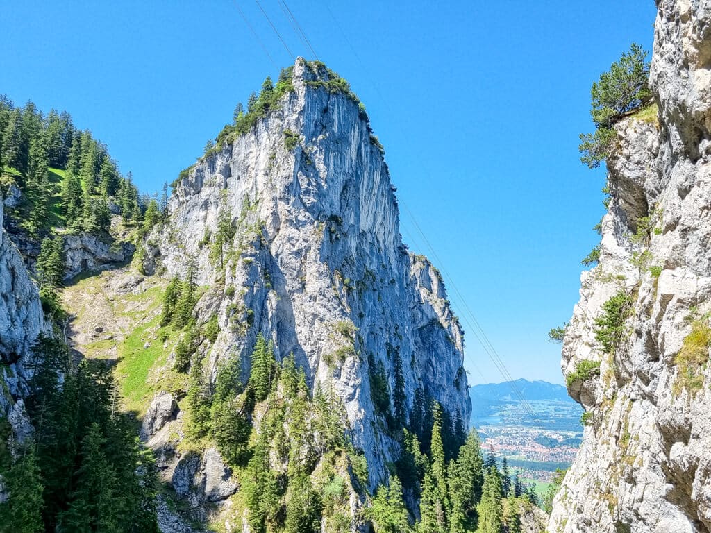 Felsformation in den Bergen am Tegelberg mit Blick ins Tal