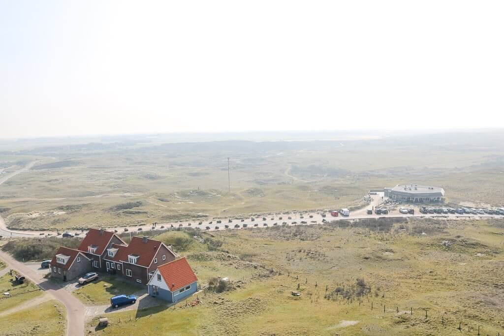 mehrere Häuser stehen in den Dünen von Texel - Blick von oben