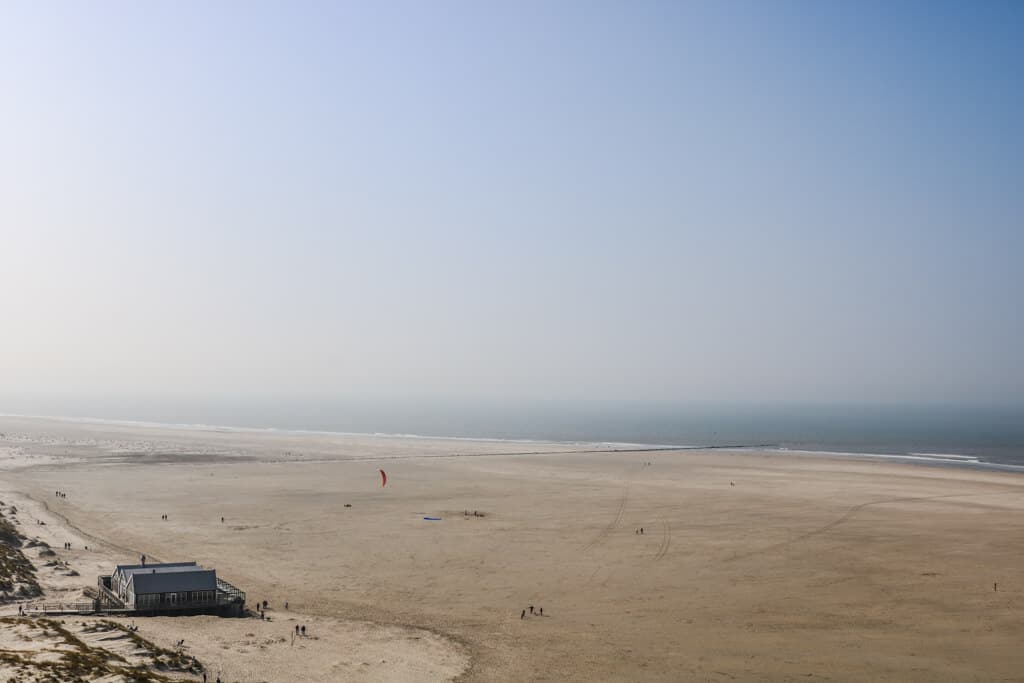 Ausblick über einen Sandstrand bis hin zum Meer