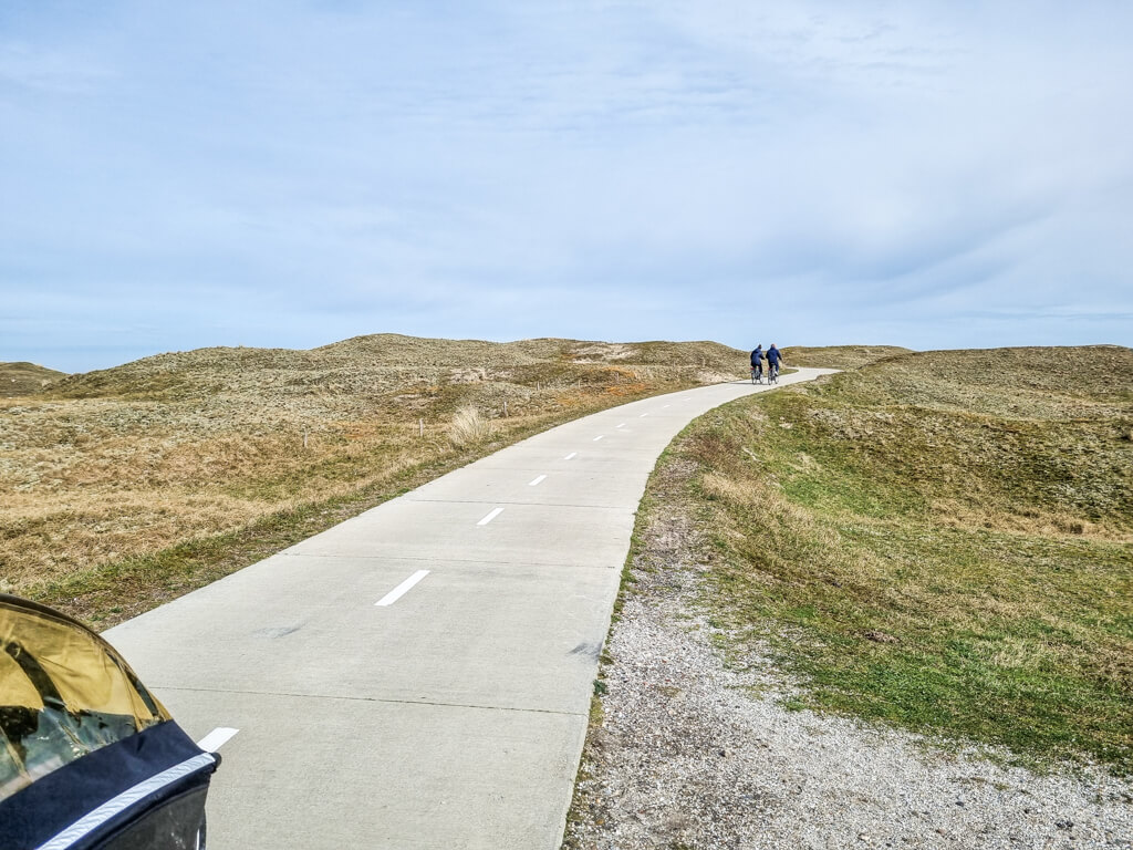 Fahrradweg führt durch die Dünen von Texel