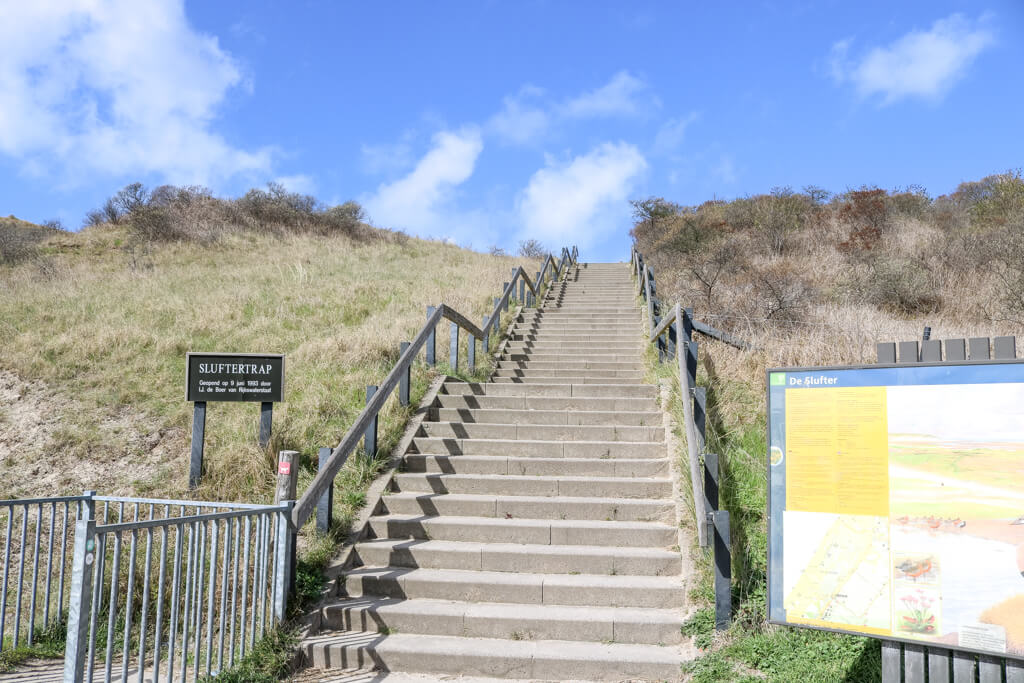 Treppe führt einen Deich hinauf