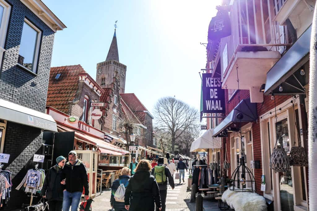 kleine Einkaufsstraße mit einem Kirchturm