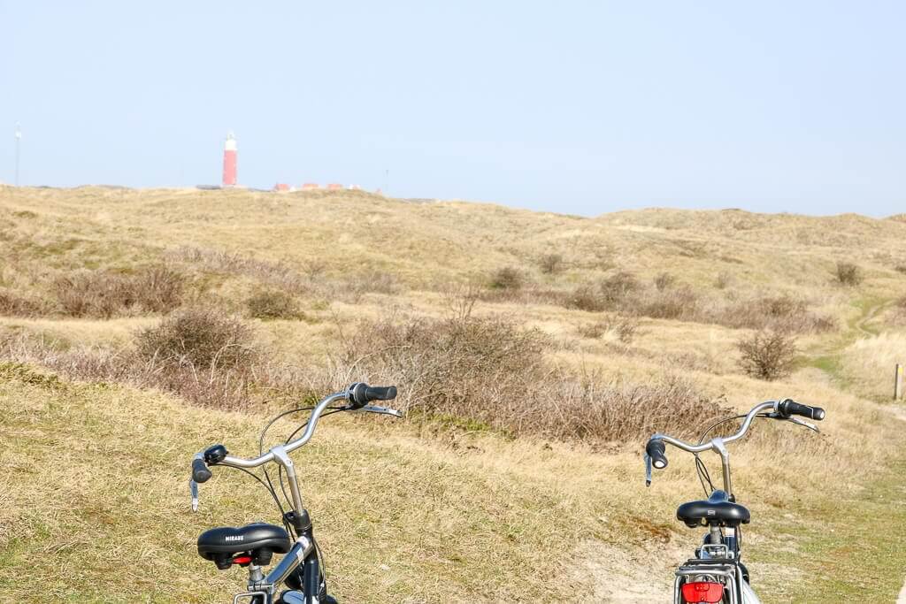 Texel - Fahrräder in den Dünen mit Blick auf den Leuchtturm