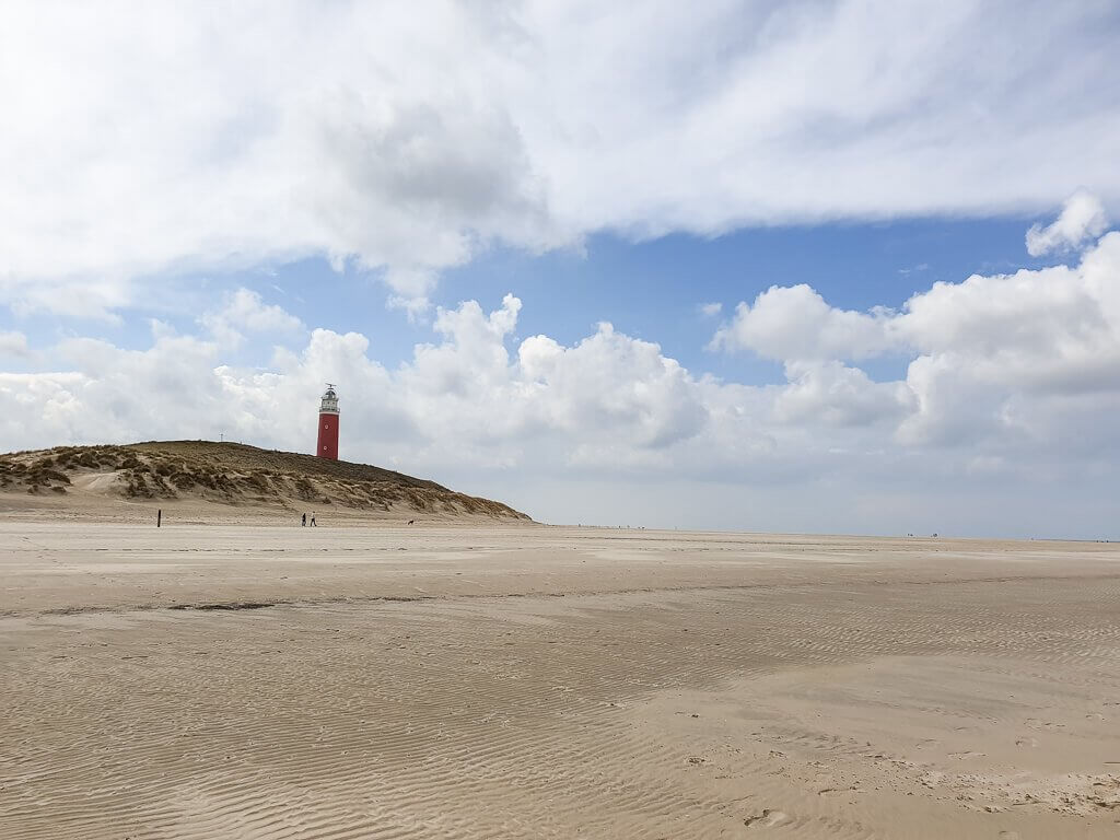 Texel - Strand mit Blick auf den Leuchtturm