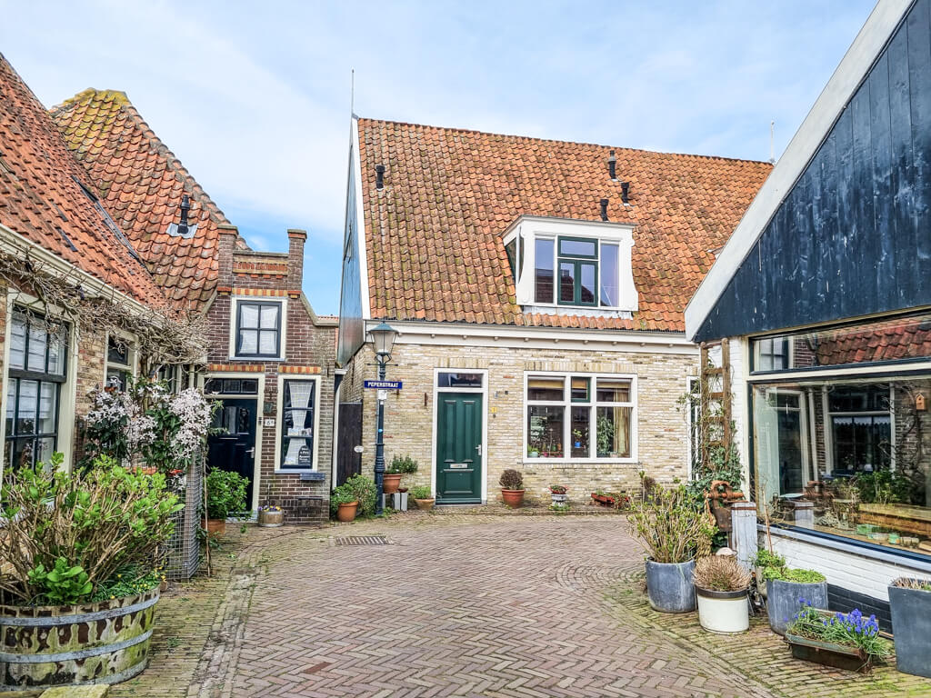 kleine Häuser in einer Gasse in Oosterend / Texel