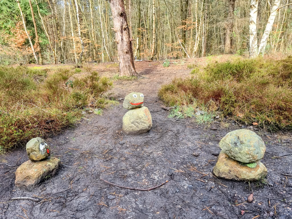 Steinfiguren in einem Wald