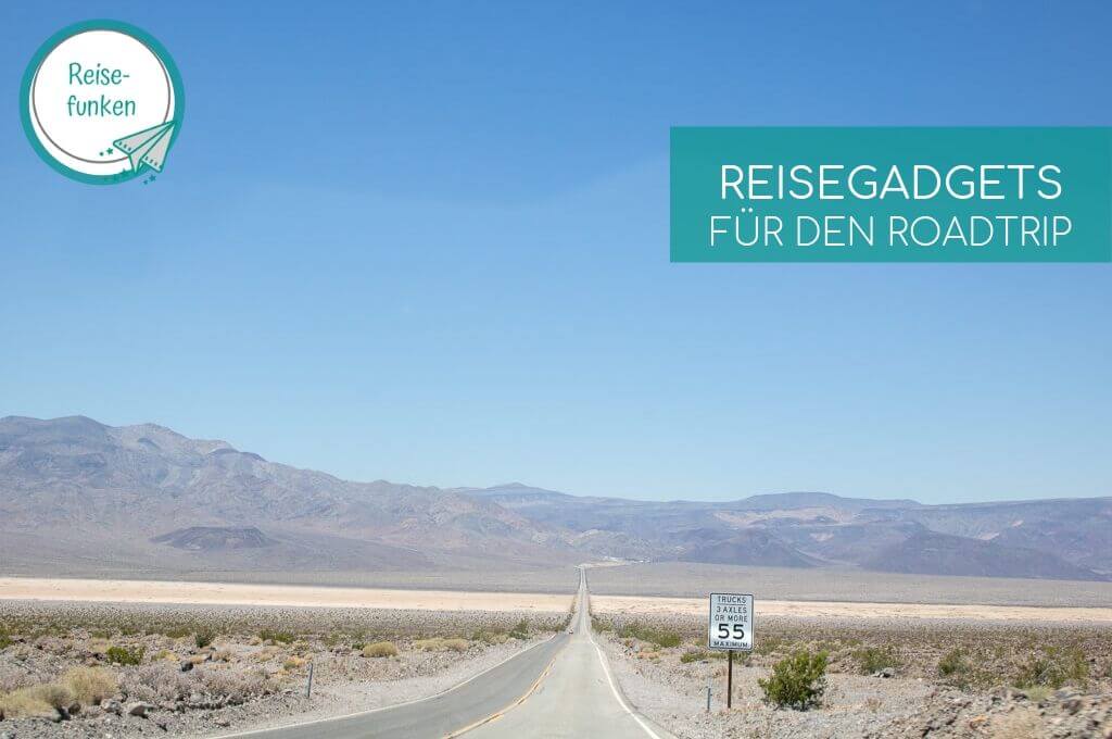 Straße im Death Valley - Wüste zu beiden Seiten, dahinter eine Gebirgskette