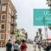 Venice - Backsteinhaus mit bemalter Wand, daneben Straße mit Menschen und Palmen