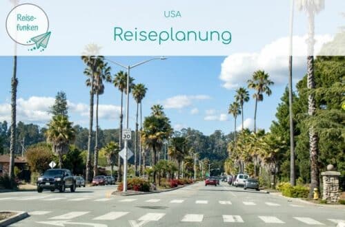 Bild zeigt eine breite Straße mit mehreren Zebrastreifen und Palmen an den Rändern - darüber ein Overlay mit Text "USA - Reiseplanung"