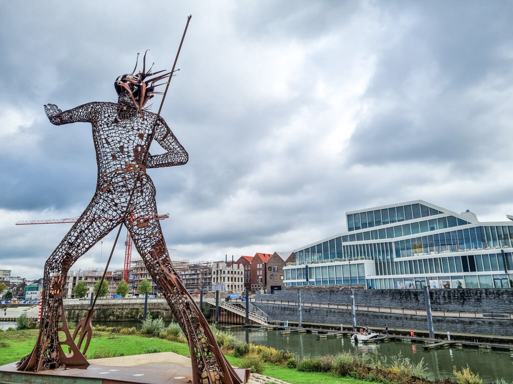 Skulptur im Innenhafen von Venlo
