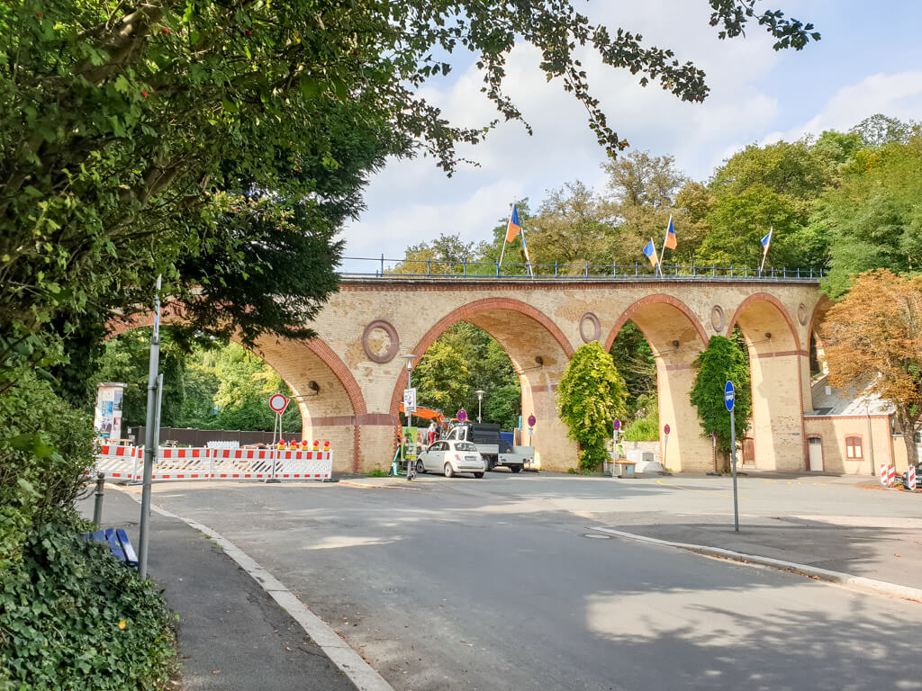 Zugstrecke mit fünf Bögen über einer Straße in Wiesbaden