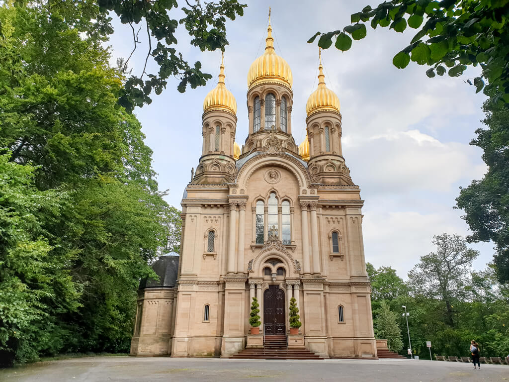Kirche aus hellem Sandstein mit fünf Goldenen Kuppeln auf den Türmen