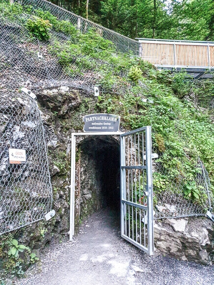 Eingang zur Partnachklamm im Felsen